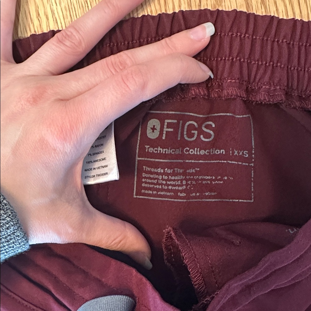 Figs Maroon Scrub Set - Picture 3 of 9
